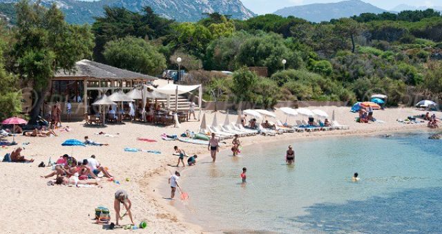 Rent a beachfront apartment in Corsica