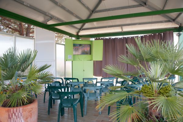 Terrasse avec télévision de la résidence à Calvi