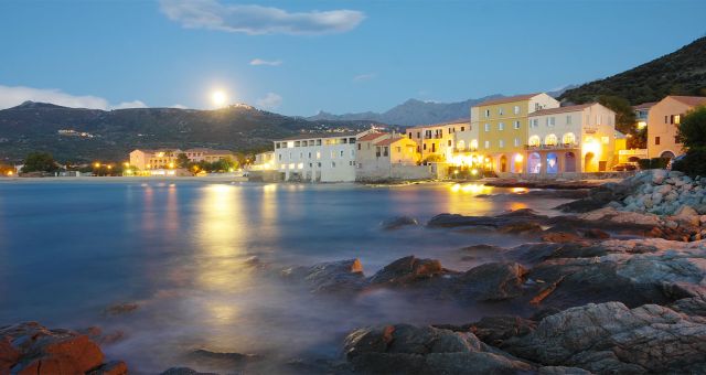 Holiday resorts in Corsica: visiting Algajola